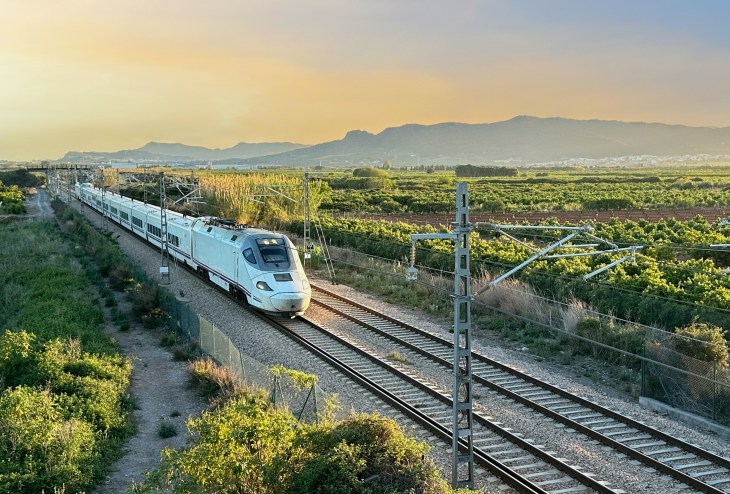 Szybki pociąg na linii do Walencji. Fot. MaxSafaniuk/Adobe Stock
